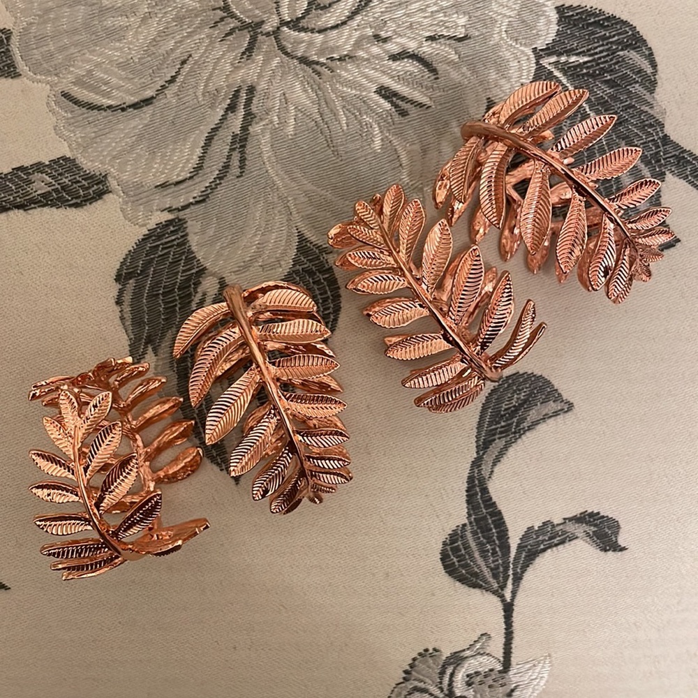 Beautiful gold tone napkin rings. Set of 4 in original box. Never used.